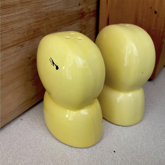 Vintage 60s/70s Smiley Face Happy Yellow Kitsch Salt & Pepper Shakers Oversized - Picture 8 of 8